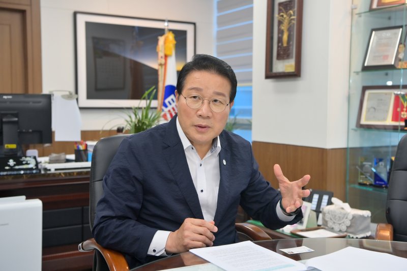 "북항 재개발 2단계 본격화… 침체한 원도심 회복에 주력" [다시, 희망 2025 부산]