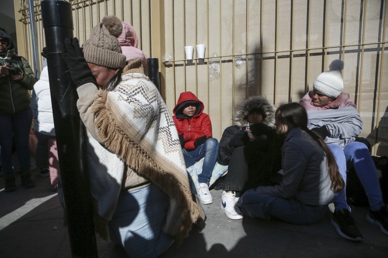 [티후아나=AP/뉴시스] AP통신은 21일 '이민자들이 합법적으로 미국에 입국할 수 있는 구원이 됐던 국경 애플리케이션이 종료된다'는 제목의 기사를 보도했다. 2025.01.21.