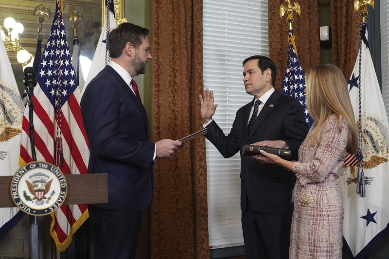 [워싱턴=AP/뉴시스]마코 루비오 미국 국무장관이 21일(현지 시간) 미 워싱턴DC 국무부에서 취임선서를 하고 있다. 2025.01.22.