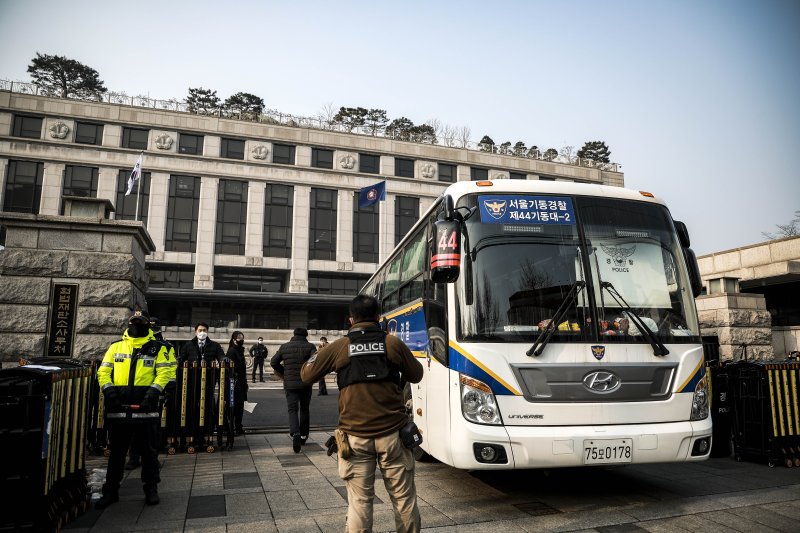 [서울=뉴시스] 정병혁 기자 = 윤석열 대통령에 대한 탄핵심판 3차 변론기일을 앞둔 21일 서울 종로구 헌법재판소에 경찰버스가 들어가고 있다. 2025.01.21. jhope@newsis.com
