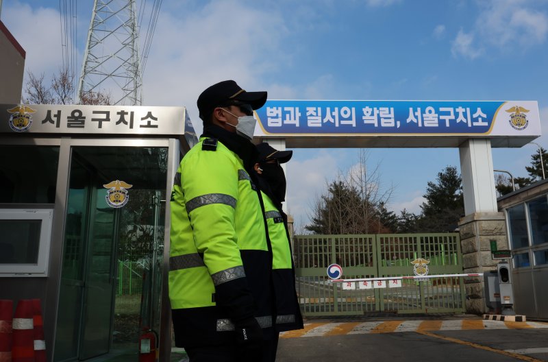 [의왕=뉴시스] 이영환 기자 = 윤석열 대통령이 헌정사 첫 현직 대통령 신분으로 구속된 19일 오후 경기 의왕시 서울구치소 앞에서 경찰이 근무를 하고 있다.2025.01.19. 20hwan@newsis.com