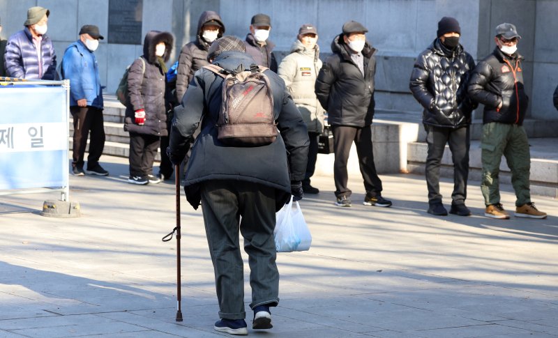 2일 서울 종로구 탑골공원에서 노인들이 이동하고 있다. 올해 월 소득이 228만 원 이하인 노인 단독가구는 기초연금을 받을 수 있다. 2025.1.2/뉴스1 ⓒ News1 김명섭 기자