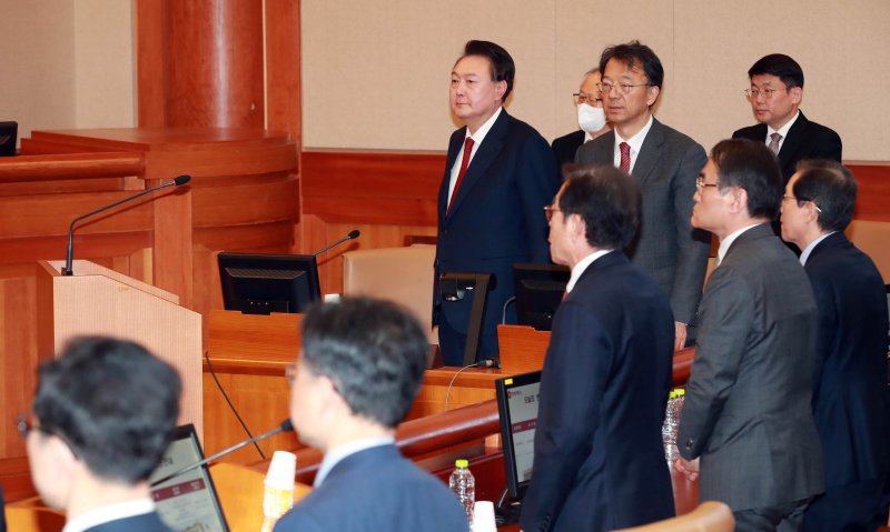 윤석열 대통령이 21일 오후 서울 종로구 재동 헌법재판소에서 열린 탄핵심판 3차 변론기일에 출석하고 있다. 2025.1.21/뉴스1 ⓒ News1 사진공동취재단