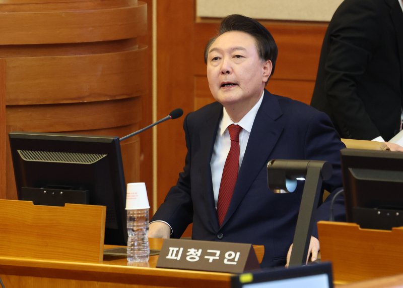 윤석열 대통령이 21일 서울 종로구 헌법재판소에서 열린 탄핵심판 3차 변론기일에 출석해 있다. 2025.1.21/뉴스1 ⓒ News1 사진공동취재단