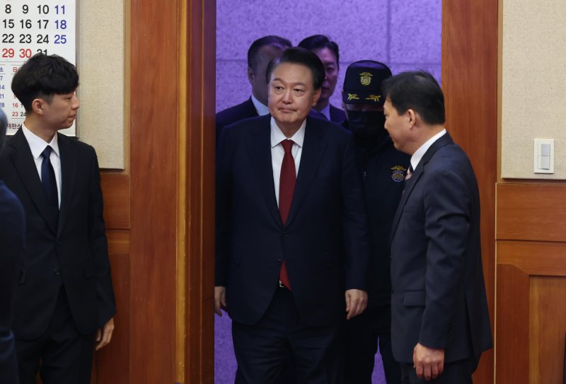 윤석열 대통령이 21일 서울 종로구 헌법재판소에서 열린 탄핵심판 3차 변론기일에 출석하고 있다. 2025.1.21/뉴스1 ⓒ News1 사진공동취재단