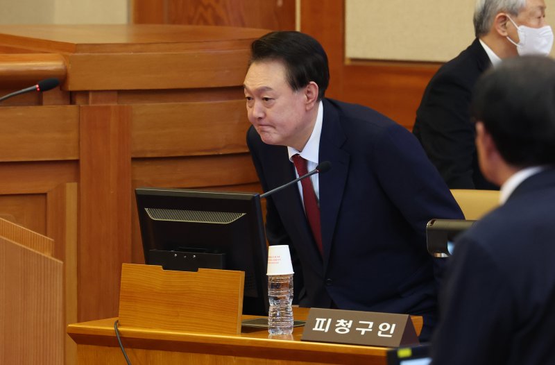 윤석열 대통령이 21일 서울 종로구 헌법재판소에서 열린 탄핵심판 3차 변론기일에 출석하고 있다. 2025.1.21/뉴스1 ⓒ News1 사진공동취재단