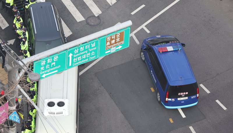 윤석열 대통령이 탑승한 법무부 호송차량이 21일 윤 대통령 탄핵 심판 3차변론기일이 열리는 서울 종로구 헌법재판소로 향하고 있다. 2025.1.21/뉴스1 ⓒ News1 김도우 기자