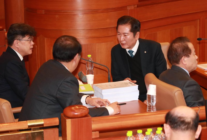 21일 오후 서울 종로구 재동 헌법재판소에서 열린 윤석열 대통령 탄핵심판 3차 변론기일에서 국회 소추위원인 정청래 법제사법위원장이 국회 측 법률대리인단과 대화하고 있다. 2025.01.21/뉴스1 ⓒ News1 사진공동취재단