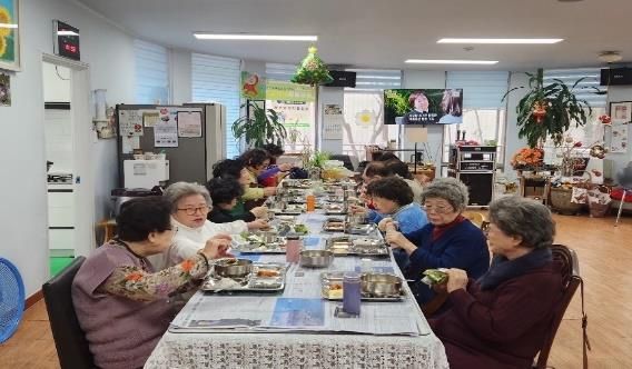 "어르신에 따듯한 점심 한상"…용산구, 경로당 중식 주5일제 실시
