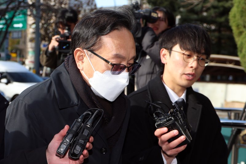 친인척 부당 대출 혐의를 받는 손태승 전 우리금융지주 회장이 12일 오후 서울 양천구 서울남부지법에서 열린 구속 전 피의자 심문(영장실질심사)에 출석하고 있다. 2024.12.12/뉴스1 ⓒ News1 김명섭 기자