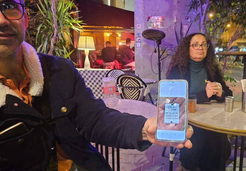 인질 석방 목걸이 보세요 (출처=연합뉴스)