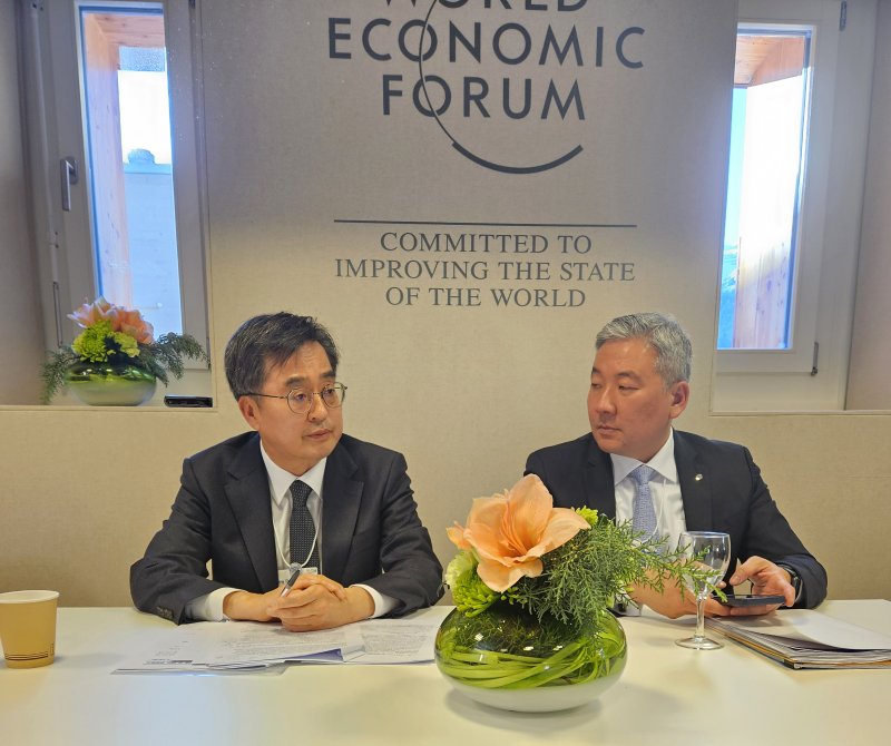 21일 오후(현지시간) 김동연 경기도지사가 스위스 다보스 콩그레스센터에서 열린 미디어 리더 브리핑에 참석하고있다. 경기도 제공