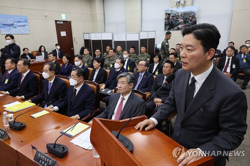 질의에 답하는 김성훈 경호차장 (출처=연합뉴스)