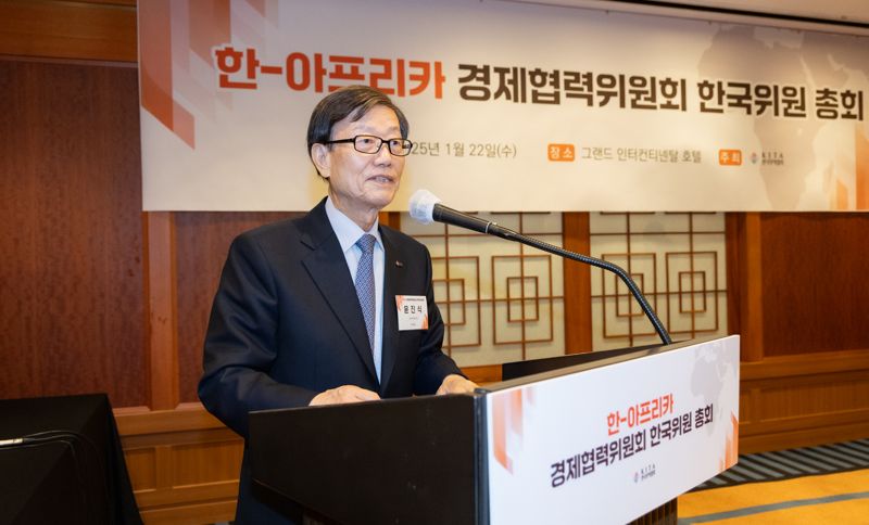 윤진식 한국무역협회 회장이 22일 서울 강남구 삼성동 그랜드 인터컨티넨탈 파르나스 호텔에서 개최된 '한-아프리카 경제협력위원회 한국위원 총회'에서 개회사를 하고 있다. 무협 제공