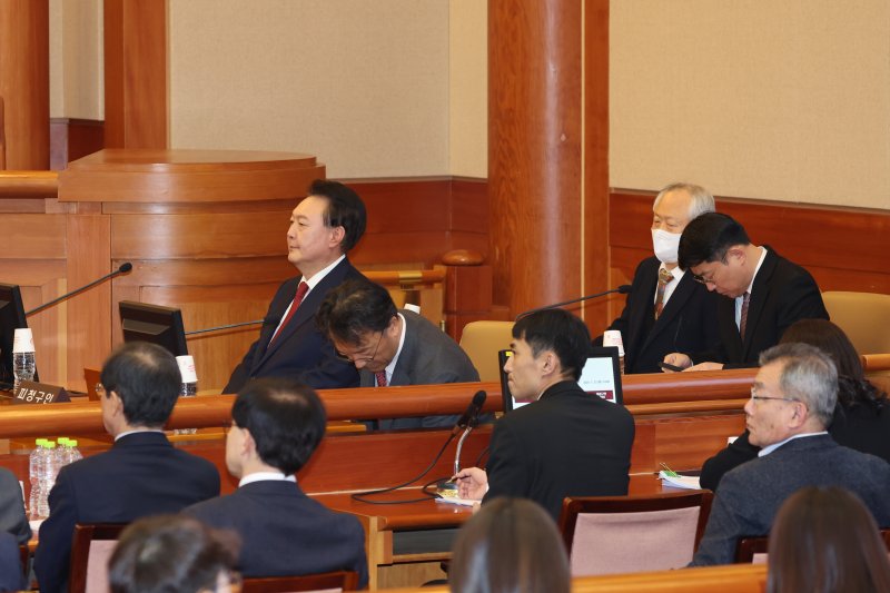 윤석열 대통령이 21일 서울 종로구 헌법재판소에서 열린 탄핵심판 3차 변론기일에 출석하고 있다. 2025.1.21/뉴스1 ⓒ News1 사진공동취재단