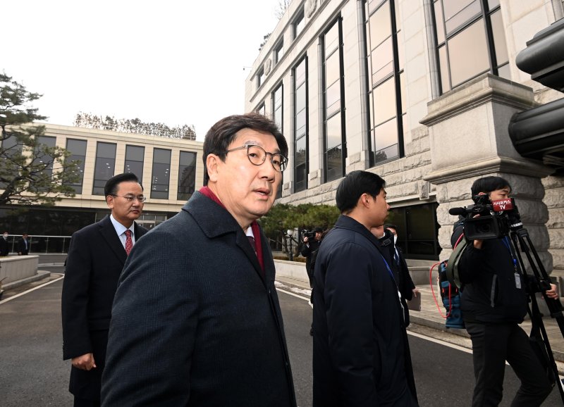 "문형배, 李 모친상 문상" 권성동 주장에...헌재 "조의금 낸 적도 없다"