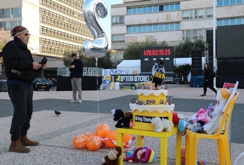 인질 어린이 생일을 축하하는 케이크 (출처=연합뉴스)