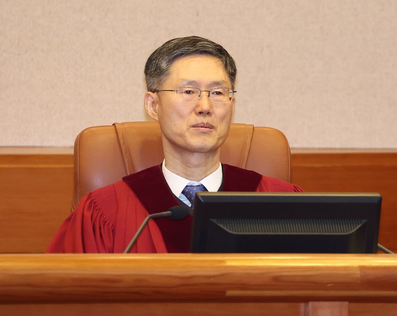 [서울=뉴시스] 홍효식 기자 = 문형배 헌법재판소장 권한대행이 22일 오전 서울 종로구 헌법재판소에서 열린 최상목 대통령 권한대행 부총리 겸 기획재정부 장관의 헌법재판관 미임명 관련 권한쟁의심판 1차 변론에 참석해 있다. (공동취재) 2025.01.22. photo@newsis.com