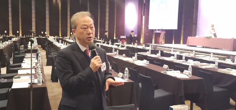 22일 대교협 차기 회장으로 선출된 양오봉 전북대 총장이 2025년 대교협 정기총회에서 기자들의 질문에 답하고 있다. 대교협