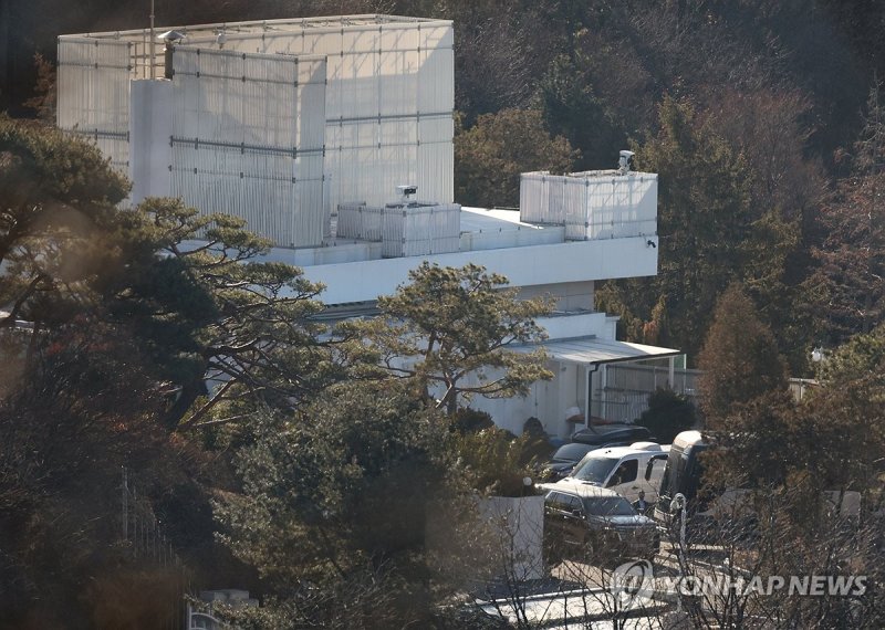 공수처 향하는 차량 (출처=연합뉴스)