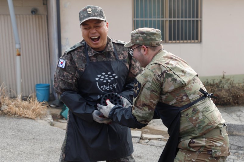 육군 한미 장병들, 설 연휴 앞두고 '연탄 배달' 봉사