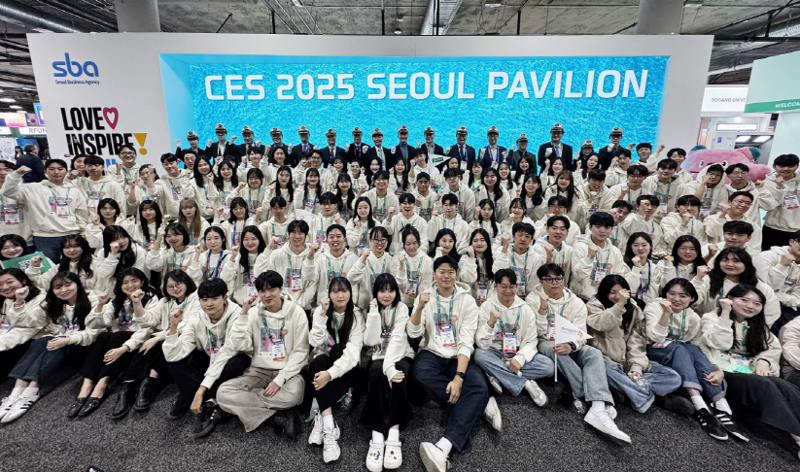 지난 7일 미국 라스베가스에서 열린 세계 최대 테크 전시회 CES 2025 서울통합관 조성에 참여한 16개 기관 관계자와 대학생 서포터즈가 서울통합관 개관식에서 기념 촬영을 하고 있다. 서울경제진흥원 제공