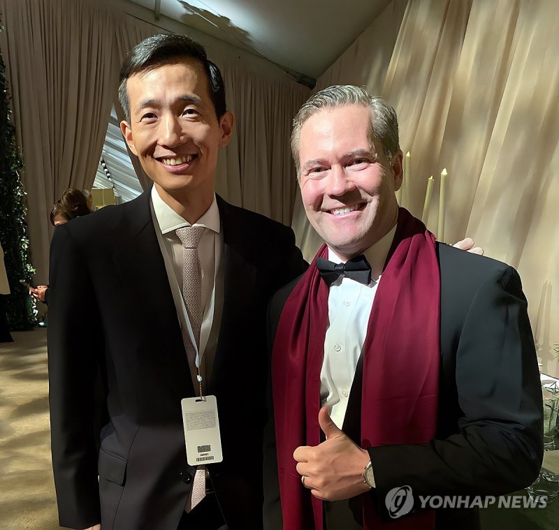 트럼프 취임식서 안보보좌관 만난 김동관 한화그룹 부회장 (출처=연합뉴스)