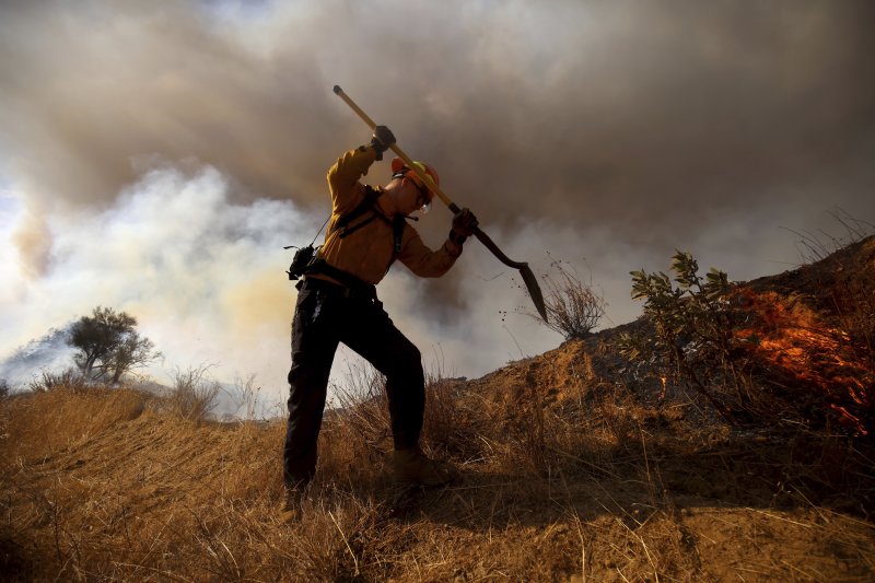 [캘리포니아주=AP/뉴시스] 22일(현지 시간) 미국 캘리포니아주 로스앤젤레스 캐스테익 인근에서 '휴즈 산불'이 발생해 소방대원이 화재 진압을 하고 있다. 2025.01.23.