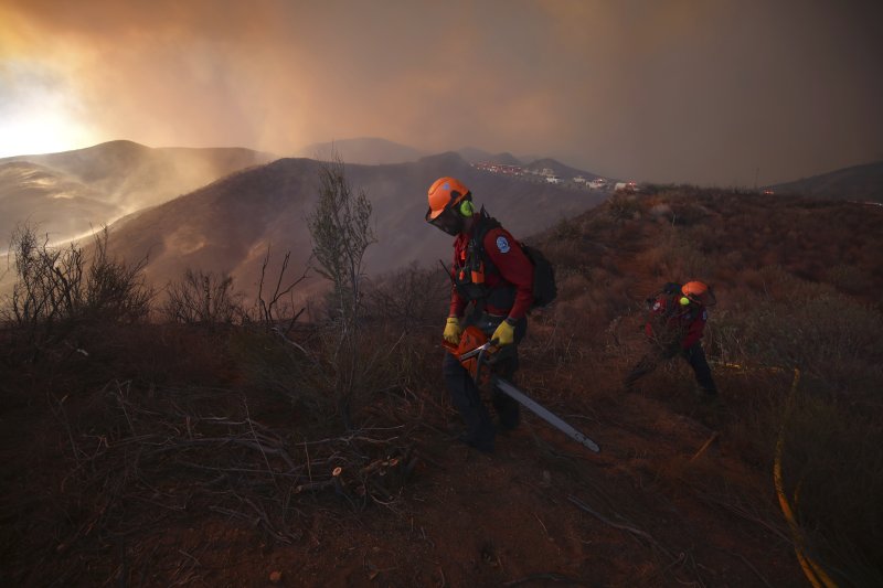 [캘리포니아주=AP/뉴시스] 22일(현지 시간) 미국 캘리포니아주 로스앤젤레스 캐스테익 인근에서 '휴즈 산불'이 발생해 소방대원들이 화재 진압을 하고 있다. 2025.01.23.
