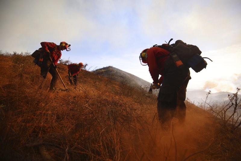 [캘리포니아주=AP/뉴시스] 22일(현지 시간) 미국 캘리포니아주 로스앤젤레스 캐스테익 인근에서 '휴즈 산불'이 발생해 소방대원들이 화재 진압을 하고 있다. 2025.01.23.