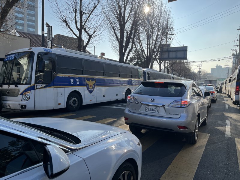 윤석열 대통령과 김용현 전 국방부 장관의 탄핵심판 출석이 예정된 23일 서울 종로구 헌법재판소 앞 북촌로에 경찰 기동대 버스들이 줄지어 서있다.ⓒ 뉴스1 김종훈 기자