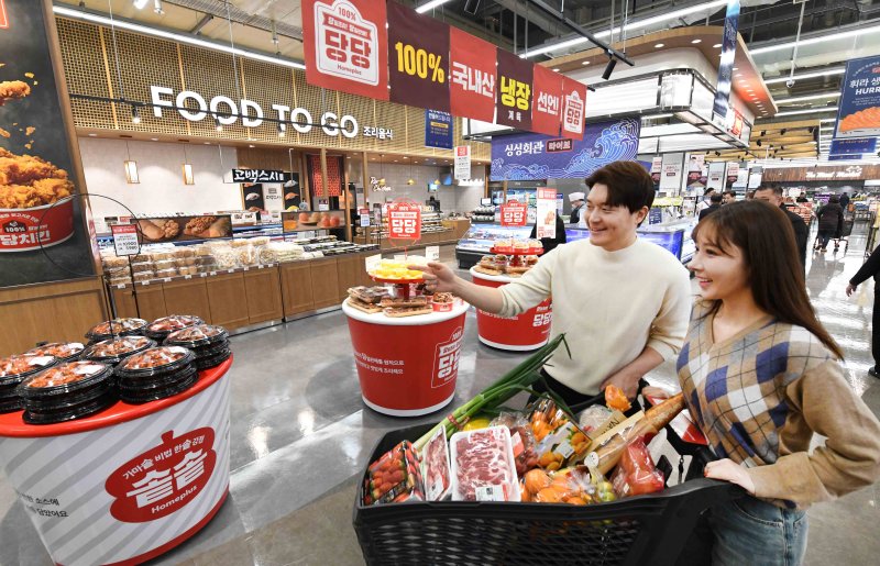 지난달 리뉴얼 오픈한 '홈플러스 메가 푸드 마켓 라이브' 인천 간석점에서 모델들이 장보기를 시연하고 있다. 홈플러스 제공