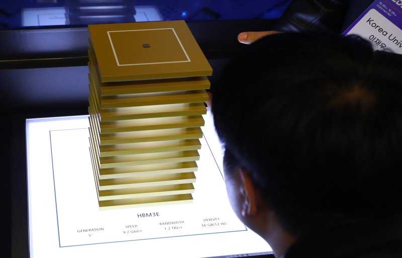 [서울=뉴시스] 김혜진 기자 = 23일 서울 강남구 코엑스에서 열린 제26회 반도체대전(SEDEX 2024)에서 관람객들이 부스를 둘러보고 있다. 2024.10.23. jini@newsis.com