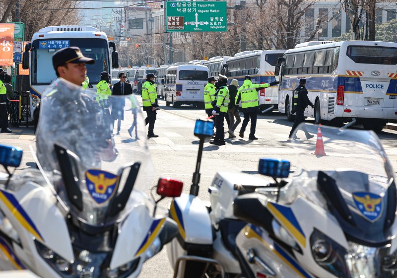 윤석열 대통령 탄핵 심판 4차 변론기일이 열리는 23일 서울 종로구 헌법재판소 일대 경찰들이 도로와 시민들의 통행을 통제하고 있다. 윤 대통령 측이 앞으로 예정된 탄핵심판 변론을 모두 출석할 것을 밝힘에 따라 헌법재판소 인근 북촌은 관광객, 시민들이 통행에 불편을 겪을 것으로 예상된다. 2025.1.23/뉴스1 ⓒ News1 김도우 기자
