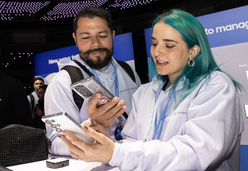 22일(현지시간) 미국 새너제이 SAP센터에서 열린 삼성전자 상반기 '갤럭시 언팩 2025'에서 관람객이 '갤럭시 S25 시리즈'를 체험하고 있다. (삼성전자 제공) 2025.1.23/뉴스1