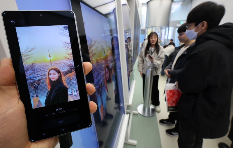 23일 서울 서초구 삼성스토어 삼성강남에서 고객들이 삼성전자의 최신 스마트폰 갤럭시 S25 시리즈를 살펴보고 있다. 삼성전자는 인공지능(AI) 기능을 대폭 강화한 갤럭시 S25 시리즈 사전 판매를 오는 24일부터 2월 3일까지 진행한다. 갤럭시 S25는 115만 5000원부터, S25+와 S25 울트라는 각각 135만 3000원과 169만 8400원부터 판매된다. 2025.1.23/뉴스1 ⓒ News1 신웅수 기자