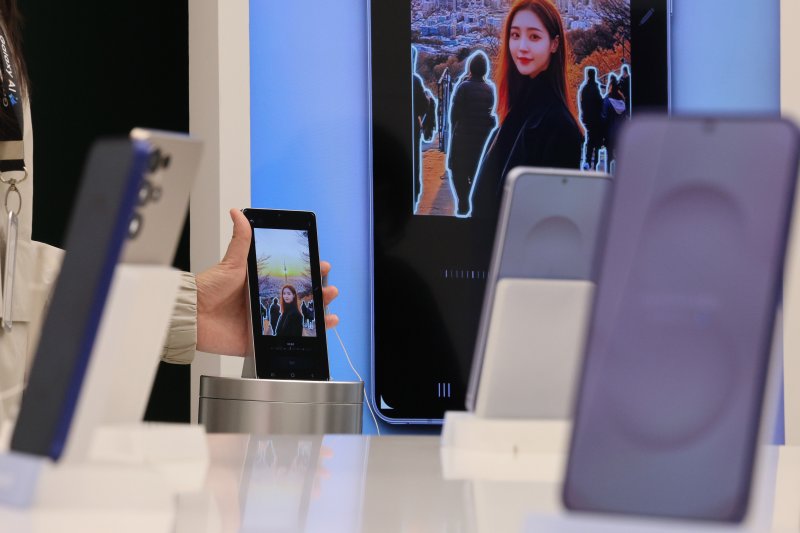 23일 서울 서초구 삼성스토어 삼성강남에서 고객들이 삼성전자의 최신 스마트폰 갤럭시 S25 시리즈를 살펴보고 있다. 삼성전자는 인공지능(AI) 기능을 대폭 강화한 갤럭시 S25 시리즈 사전 판매를 오는 24일부터 2월 3일까지 진행한다. 갤럭시 S25는 115만 5000원부터, S25+와 S25 울트라는 각각 135만 3000원과 169만 8400원부터 판매된다. 2025.1.23/뉴스1 ⓒ News1 신웅수 기자