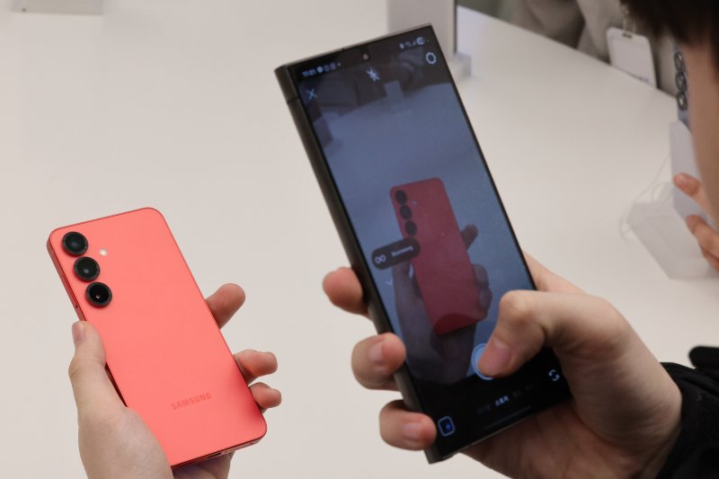 23일 서울 서초구 삼성스토어 삼성강남에서 고객들이 삼성전자의 최신 스마트폰 갤럭시 S25 시리즈를 살펴보고 있다. 삼성전자는 인공지능(AI) 기능을 대폭 강화한 갤럭시 S25 시리즈 사전 판매를 오는 24일부터 2월 3일까지 진행한다. 2025.1.23/뉴스1 ⓒ News1 신웅수 기자