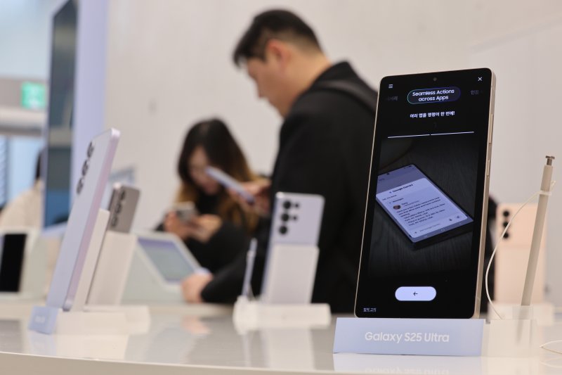 23일 서울 서초구 삼성스토어 삼성강남에서 고객들이 삼성전자의 최신 스마트폰 갤럭시 S25 시리즈를 살펴보고 있다. 삼성전자는 인공지능(AI) 기능을 대폭 강화한 갤럭시 S25 시리즈 사전 판매를 오는 24일부터 2월 3일까지 진행한다. 갤럭시 S25는 115만 5000원부터, S25+와 S25 울트라는 각각 135만 3000원과 169만 8400원부터 판매된다. 2025.1.23/뉴스1 ⓒ News1 신웅수 기자