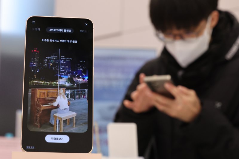 23일 서울 서초구 삼성스토어 삼성강남에서 고객들이 삼성전자의 최신 스마트폰 갤럭시 S25 시리즈를 살펴보고 있다. 삼성전자는 인공지능(AI) 기능을 대폭 강화한 갤럭시 S25 시리즈 사전 판매를 오는 24일부터 2월 3일까지 진행한다. 갤럭시 S25는 115만 5000원부터, S25+와 S25 울트라는 각각 135만 3000원과 169만 8400원부터 판매된다. 2025.1.23/뉴스1 ⓒ News1 신웅수 기자