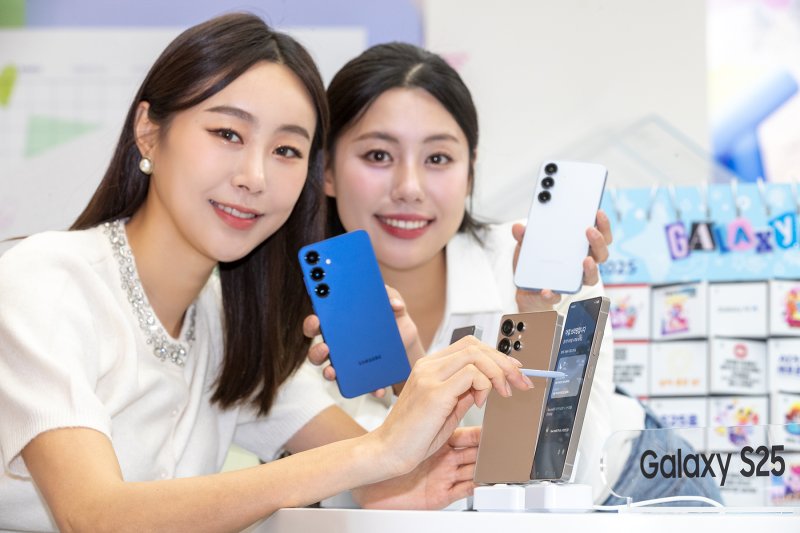 KT가 오는 24일부터 2월 3일까지 전국 KT 매장 및 공식 온라인몰 KT닷컴에서 삼성전자 ‘갤럭시 S25 시리즈’ 사전 예약을 진행한다고 23일 밝혔다. 사전 예약 고객은 2월 4일부터 개통할 수 있으며, 갤럭시 S25 시리즈의 공식 출시는 2월 7일이다. (KT 제공) 2025.1.23/뉴스1