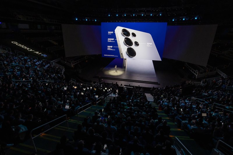 22일(현지시간) 미국 새너제이에 위치한 'SAP센터'에서 열린 '갤럭시 언팩 2025'에서 '갤럭시 S25 시리즈' 제품이 소개되고 있다. (삼성전자 제공) 2025.1.23/뉴스1