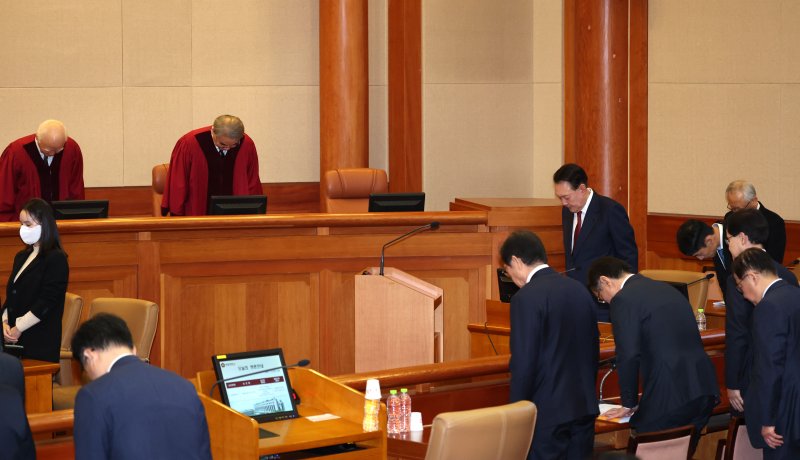 윤석열 대통령이 지난 23일 서울 종로구 헌법재판소에서 열린 탄핵심판 4차 변론에 출석해 헌법재판관에 인사를 하고 있다. /사진=뉴시스화상