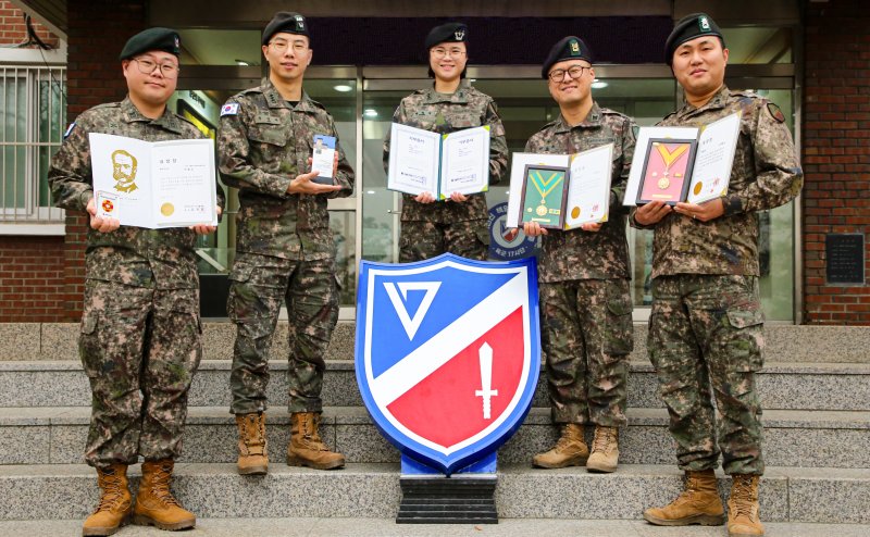 육군 17사단 간부들 "337회 헌혈, 연탄나눔, 소아함 환자에 모발 기부"..잇단 선행 '귀감'