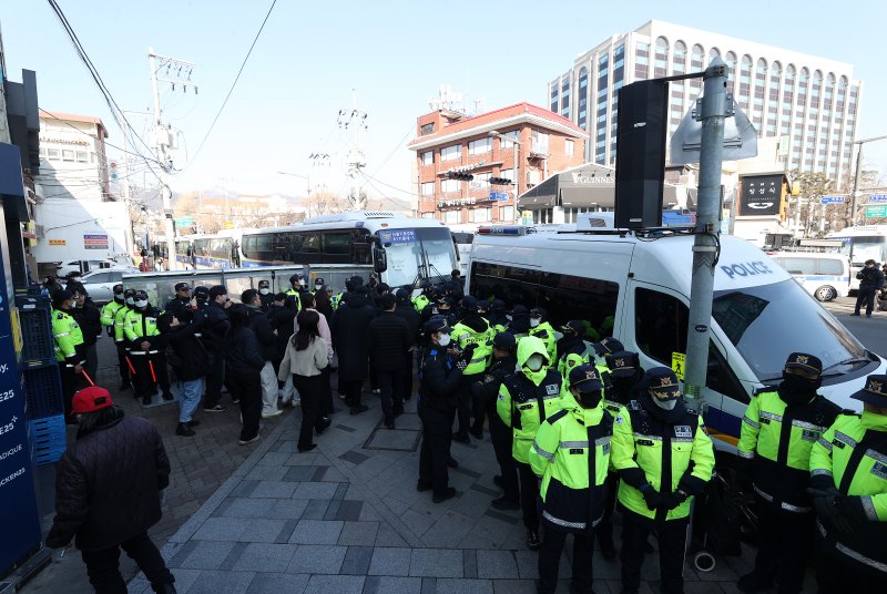 [서울=뉴시스] 사진공동취재단 = 윤석열 대통령에 대한 탄핵심판 4차 변론이 열린 23일 오후 서울 종로구 헌법재판소 인근에서 경찰 병력들이 경계 근무를 서고 있다. 2025.01.23. photo@newsis.com