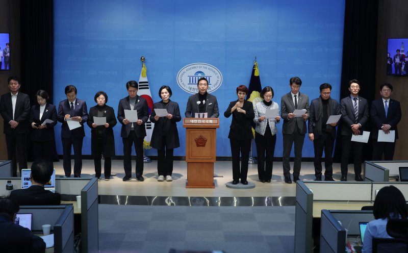 與野, 이진숙 방통위원장 탄핵 기각에 "탄핵남발 민낯" vs "경거망동 말라"