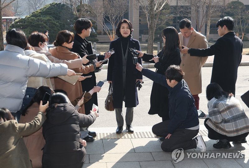 이진숙 방통위원장 둘러싼 취재진 (출처=연합뉴스)
