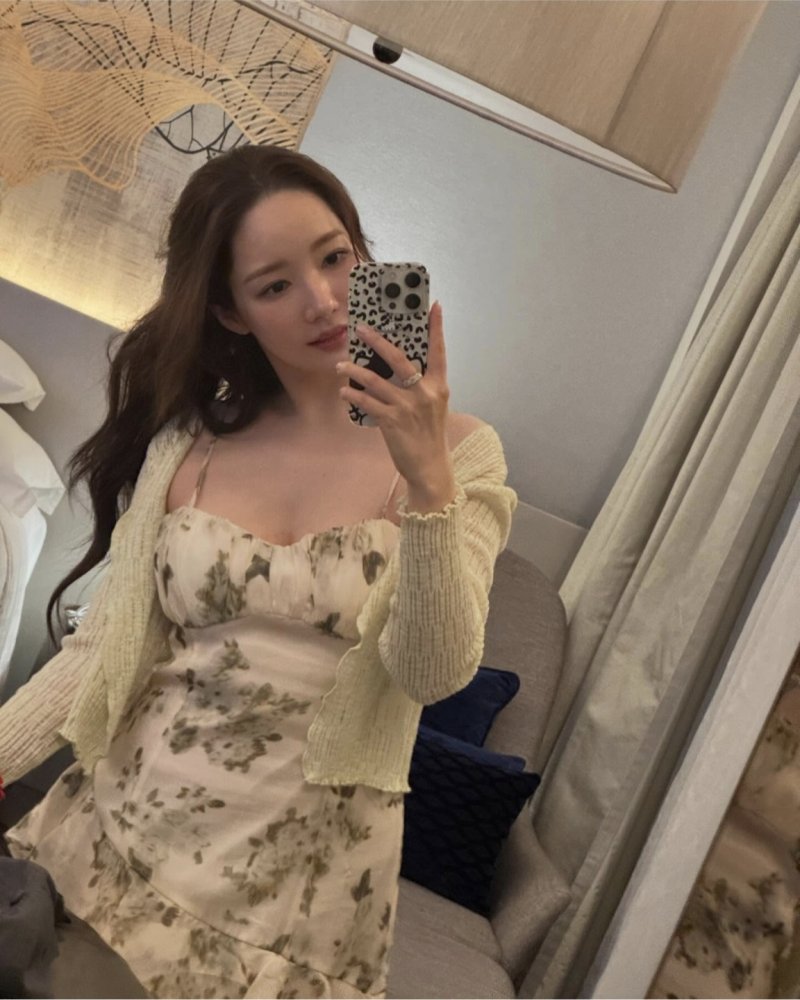 박민영, 가슴골 과감 노출…청순 글래머