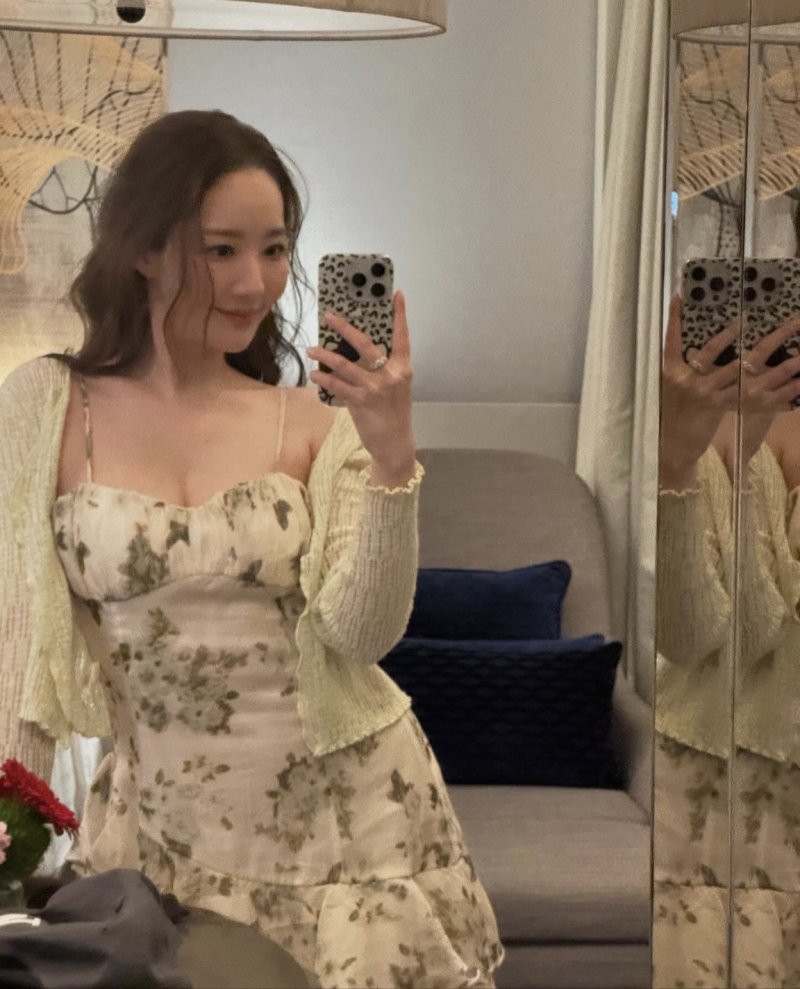 박민영, 가슴골 과감 노출…청순 글래머