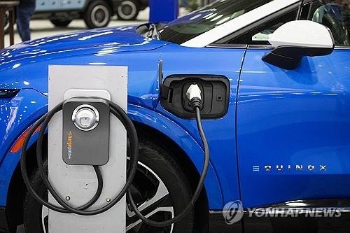 모터쇼에서 충전중인 전기차 (출처=연합뉴스)